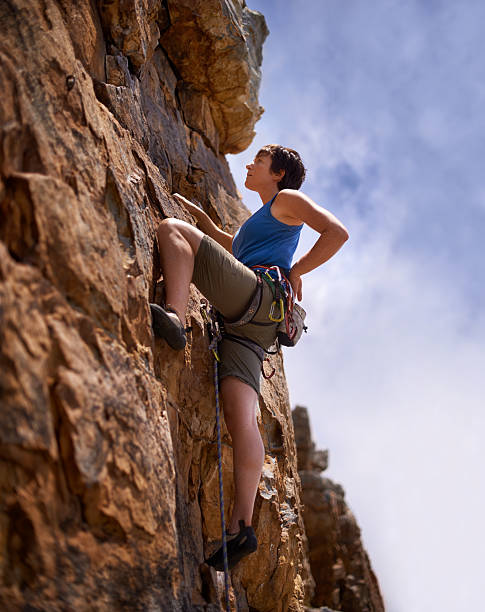 você precisa de resistência para ser um rock alpinista! - hanging on rock rock climbing - fotografias e filmes do acervo