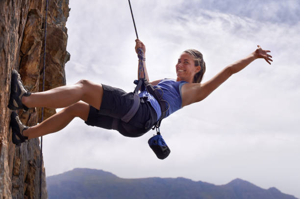 ничто не сравнится сердце работать как масштабировании бугристая скала - climbing rock climbing women determination стоковые фото и изображения