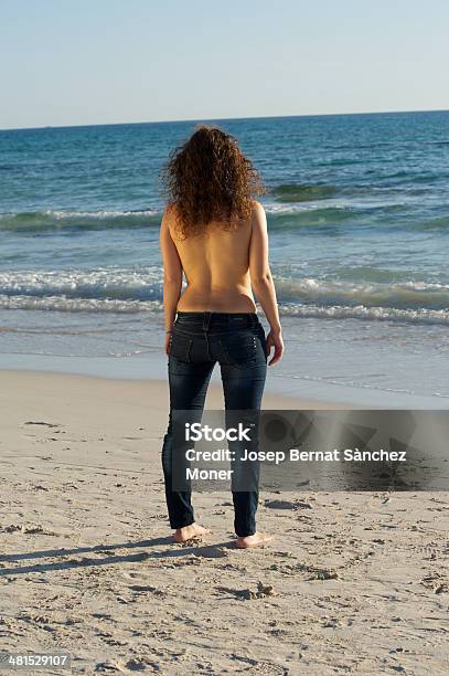 Foto de Na Praia e mais fotos de stock de Nado de costas - Nado de costas, Adolescentes Meninas, Mulheres