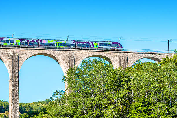 tren ter de la región de rhône-alpes, en francia, stone viaducto - rhone bridge fotografías e imágenes de stock