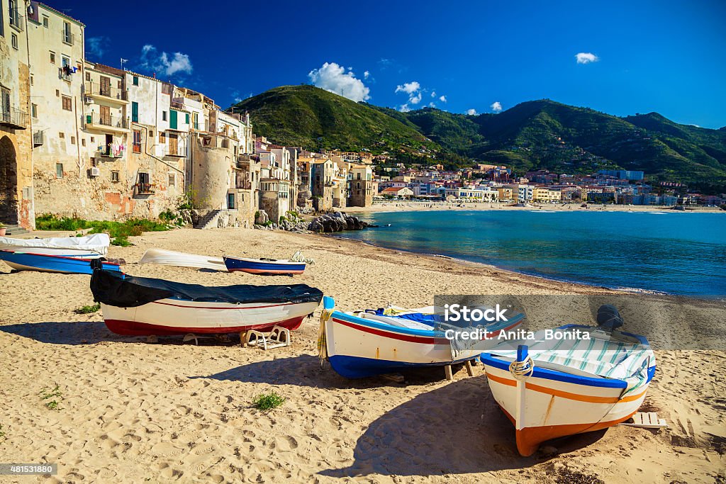Vecchia spiaggia a Cefalù con barche da pesca - Foto stock royalty-free di Cefalù