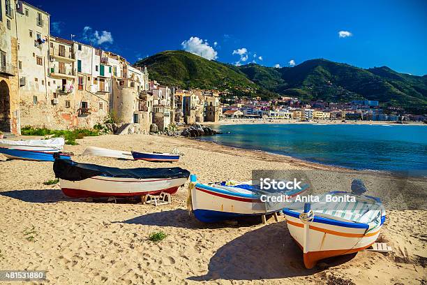 Vecchia Spiaggia A Cefalù Con Barche Da Pesca - Fotografie stock e altre immagini di Cefalù - Cefalù, Sicilia, Italia