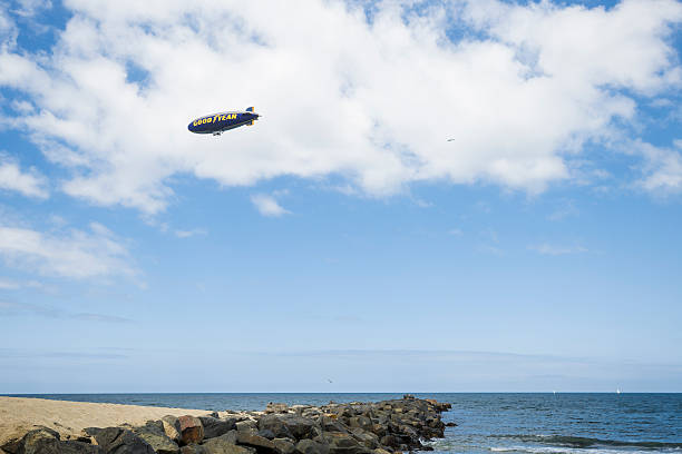 goodyear ballon dirigeable survolant rock océan pacifique côte horizontal - goodyear blimp photos et images de collection