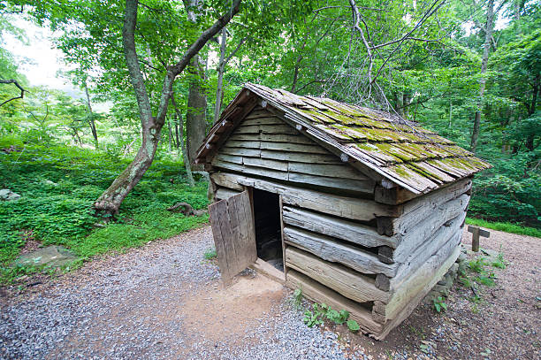 istock 19th Century Log Barn in Appalachians 1 481537318