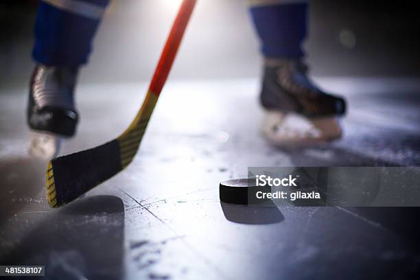 Hokej Na Lodzie - zdjęcia stockowe i więcej obrazów Hokej na lodzie - Hokej na lodzie, Zbliżenie, Krążek do hokeja