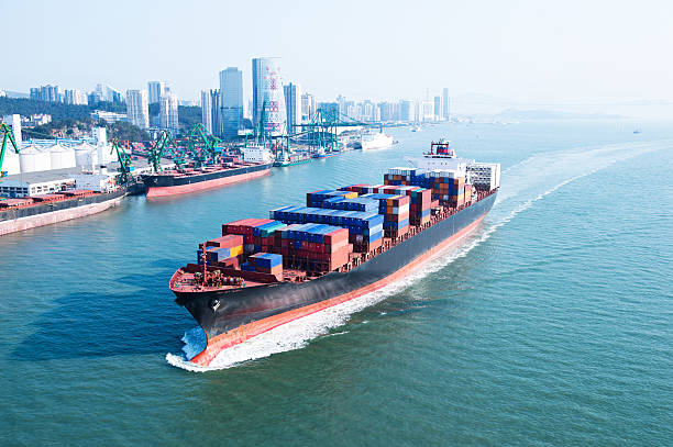 frachtschiff im transit - red shipping freight transportation cargo container stock-fotos und bilder