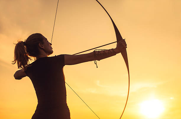 frau mit einem langbogen - archery bow arrow women stock-fotos und bilder