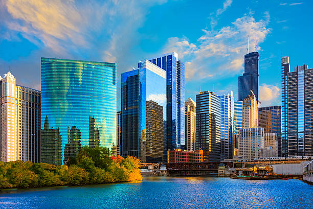 chmur w chicago panoramę miasta o zachodzie słońca, chicago river, chorych - chicago skyline illinois downtown district zdjęcia i obrazy z banku zdjęć