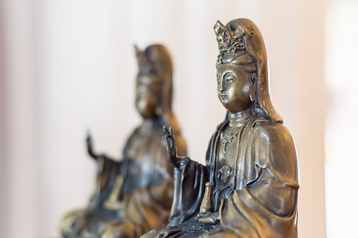 Kuan Yin diosa de la compasión bronce de desenfoque de fondo photo