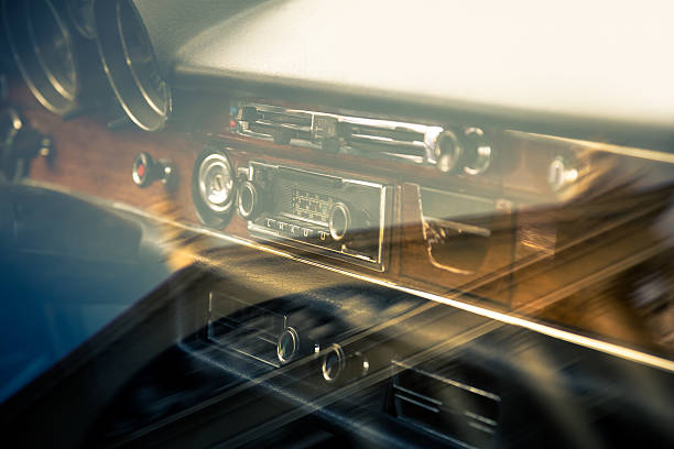 レトロなインテリアのヴィンテージカー - collectors car dashboard odometer mode of transport ストックフォトと画像