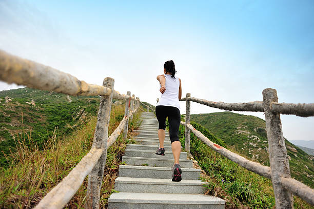 mujer corredor escalera de las montañas - staircase running moving up jogging fotografías e imágenes de stock