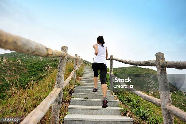 Mujer Corredor Escalera De Las Montañas Foto de stock y más banco de imágenes de Escaleras - Escaleras, Escalones, Moverse hacia arriba