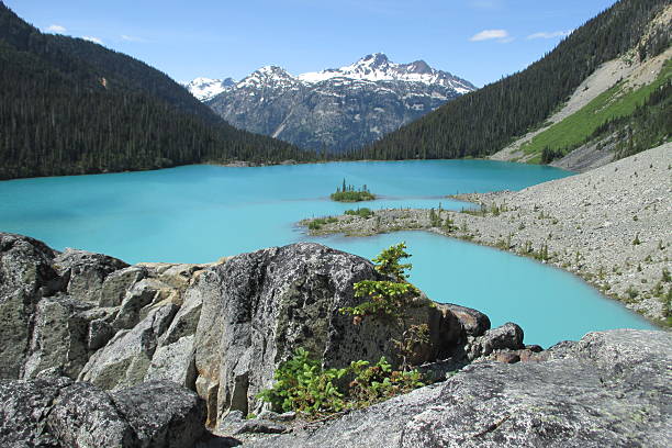 istock Beautiful turquoise lake 481558450