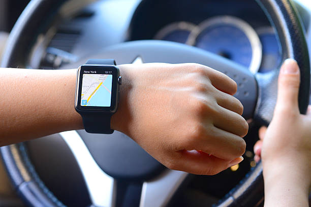 с apple watch в автомобиле - luxury car women smart phone стоковые фото и изо�бражения