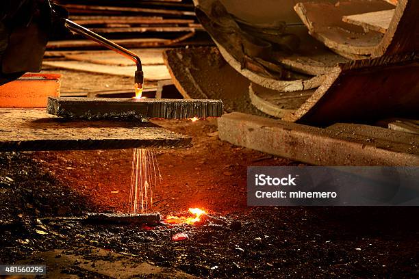 Chapa De Aço Com Soldador De Gás Maçarico - Fotografias de stock e mais imagens de Adulto - Adulto, Arte e Artesanato - Arte visual, Artesão