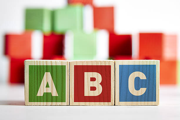abc cubos de brinquedo de madeira - alphabetical order block alphabet letter - fotografias e filmes do acervo