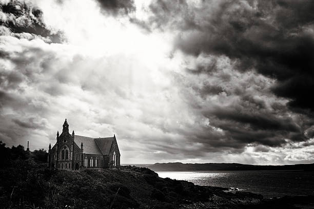 прибрежный церковь под выразительное небо черный и белый - gods rays audio стоковые фото и изо�бражения