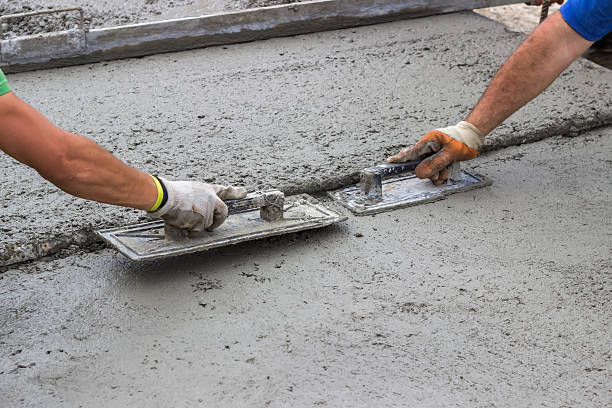 leveling concrete with trowels - werkvloer stockfoto's en -beelden