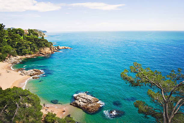 costa mediterranea - horizon summer beach cliff foto e immagini stock