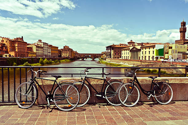 fahrräder in florenz, italien - italy florence italy bridge tuscany stock-fotos und bilder