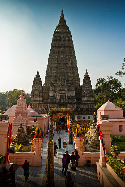 le temple de la mahabodhi de bodhgayâ, inde au puja festival - bodhgaya architecture image human age photos et images de collection