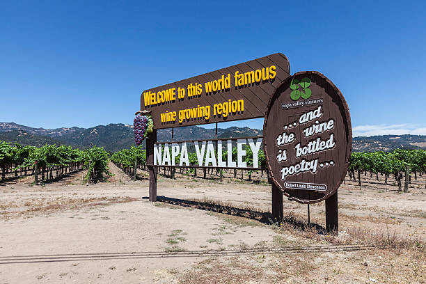 panneau de bienvenue de la napa valley - napa valley vineyard sign welcome sign photos et images de collection