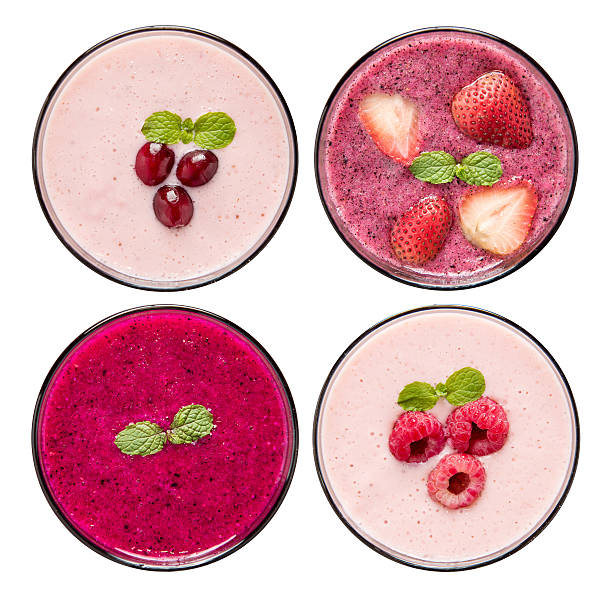 ensemble de smoothie aux fruits dans des verres isolé sur fond blanc. - drink alcohol juice red photos et images de collection