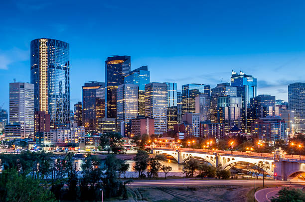 horizonte de calgary - paisaje urbano fotografías e imágenes de stock