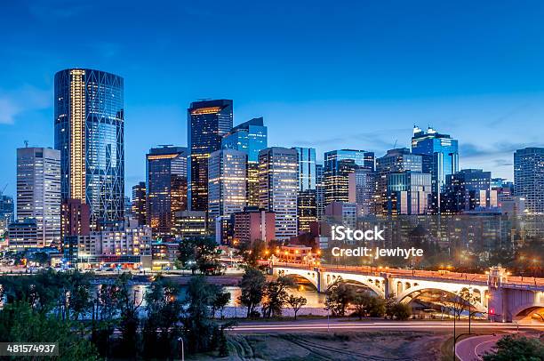 Horizonte De Calgary Foto de stock y más banco de imágenes de Ciudad - Ciudad, Calgary, Noche