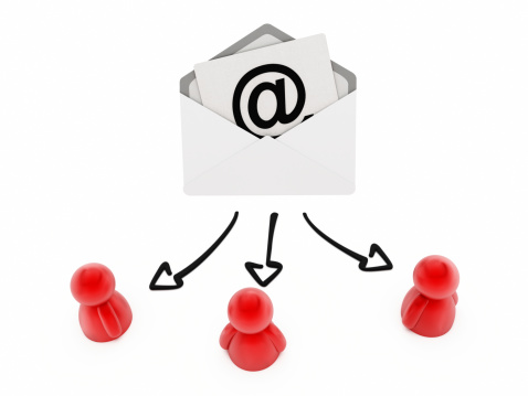 Mail enveloppe and arrows leading to the mailing list users.