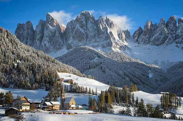 Alpes dolomíticos village en invierno - foto de stock