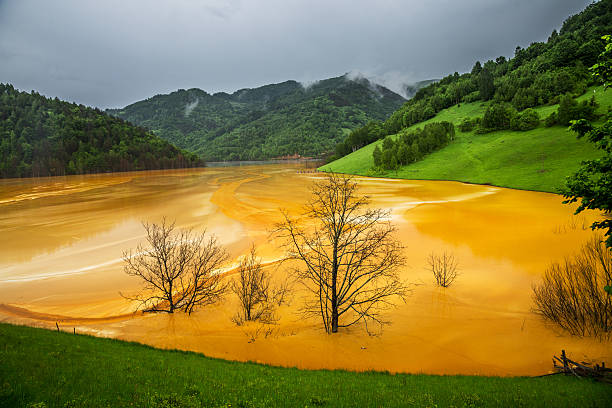 Cтоковое фото Горы живописный с polluted воды