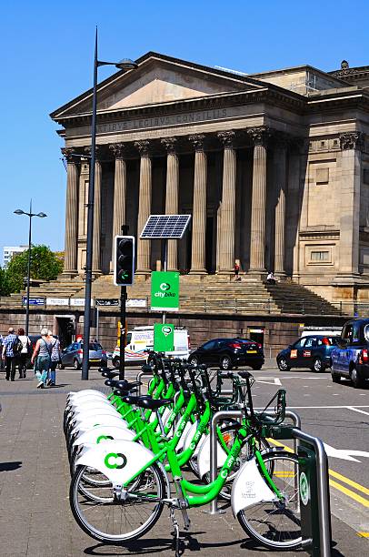 st. georges hall y a la ciudad, las bicicletas, liverpool. - st georges hall fotografías e imágenes de stock