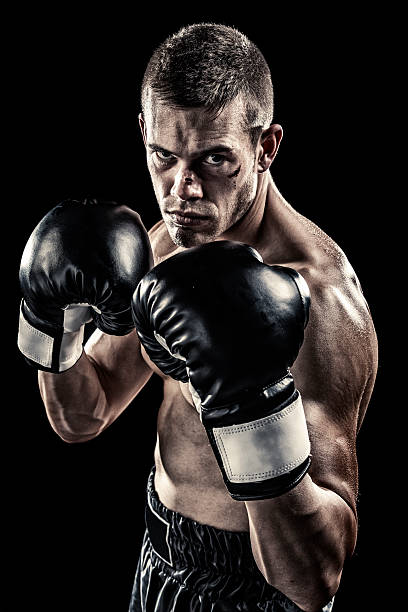 boxeador aislado en negro - posing looking at camera combative sport boxing fotografías e imágenes de stock