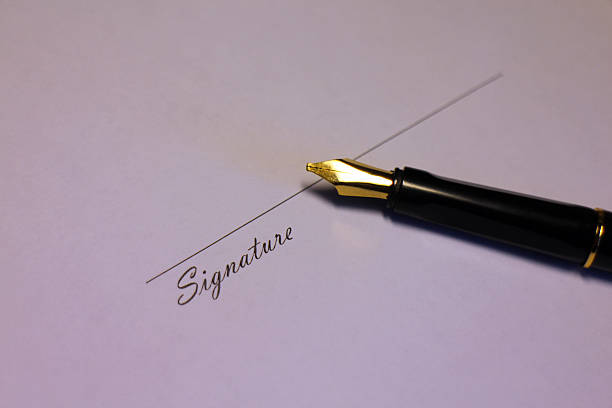 istock Signature line and fountain pen 481588722