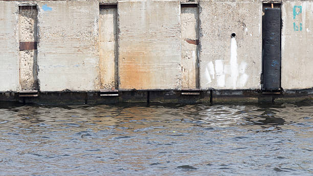 istock Wall of old concrete on the waterfront 481599102