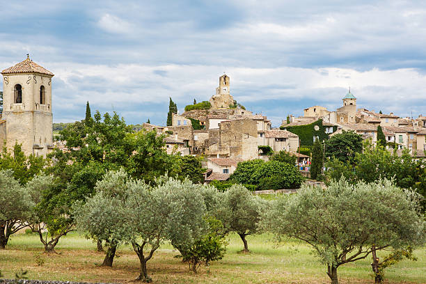 provence village gordes vista panorámica - st remy de provence fotografías e imágenes de stock