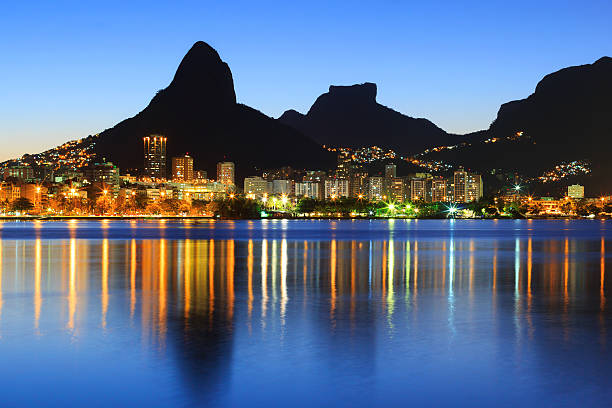 Sunset Lagoon Rodrigo de Freitas (Lagoon), mountain, Janei River Sunset Lagoon Rodrigo de Freitas (Lagoa), mountain Two brothers, Stone of Gavea, Rio de Janeiro, Brazil two brothers mountain stock pictures, royalty-free photos & images