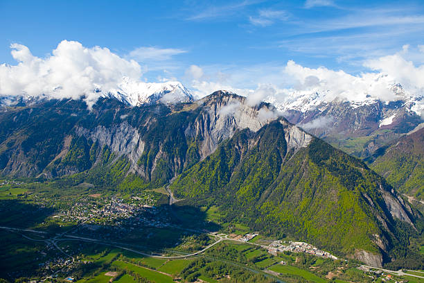 Alpe de la Gran Serre in spring Alpe de la Gran Serre in Spring, French alps views, amazing mountains, and the valley below. syncline stock pictures, royalty-free photos & images