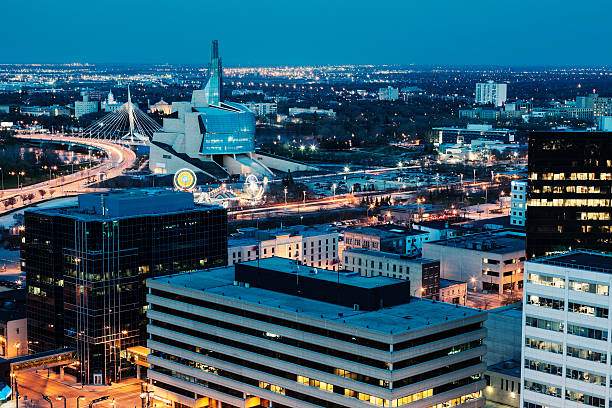 winnipeg panorama de nuit - manitoba photos et images de collection