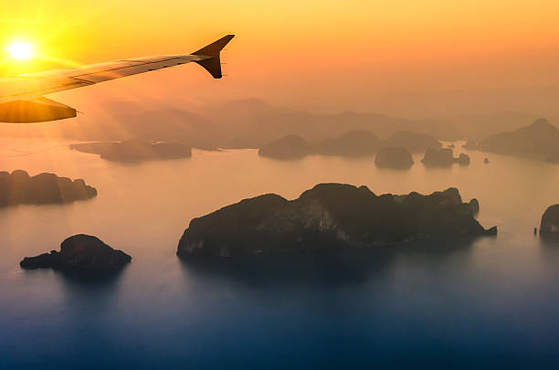 baie de phang nga, thaïlande, au coucher du soleil, les merveilles de la nature - phuket province photos et images de collection