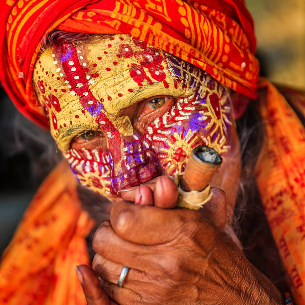 sadhu-indianer holyman rauchen in den tempel - indian culture guru sadhu hinduism stock-fotos und bilder