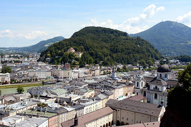 kapuzinerberg fica no meio da cidade de salzburgo - kapuzinerberg - fotografias e filmes do acervo