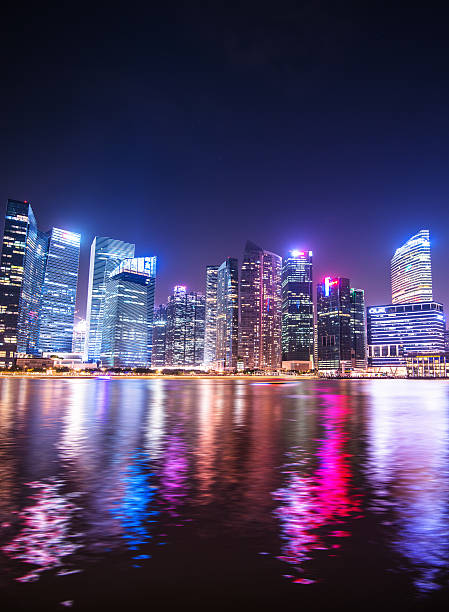 skyline du centre-ville de singapour dans la nuit de la marina - singapore harbour photos et images de collection