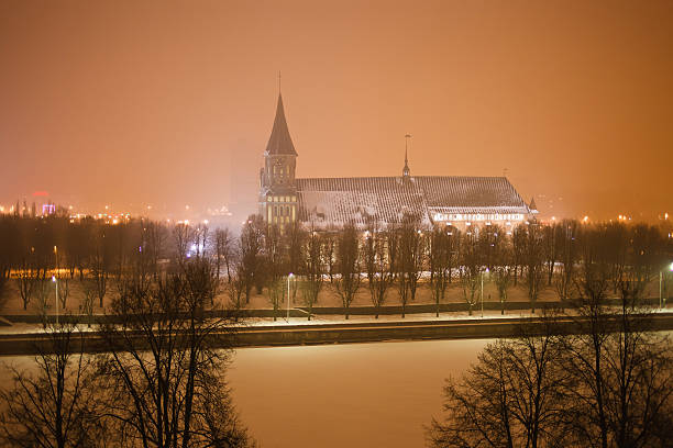 собор и реку мойки pregol в калининграде - winter river стоковые фото и изображения