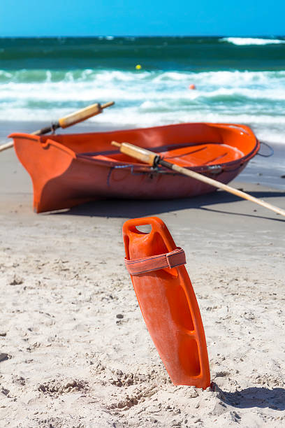 un maître-nageur sauveteur équipement est prêt sur la plage - rescue can photos et images de collection