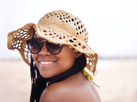 Shot of a young woman wearing a hat and sunglasses on the beachhttp://195.154.178.81/DATA/i_collage/pu/shoots/805337.jpg