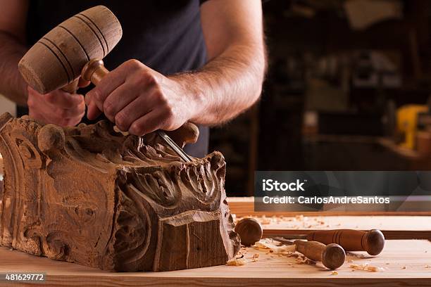 Photo libre de droit de Artisan Sculpture En Bois banque d'images et plus d'images libres de droit de Menuisier - Menuisier, Sculpter, 2015