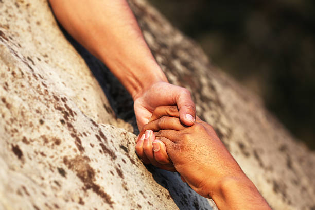 mano agarrando. - reaching human hand handshake support fotografías e imágenes de stock