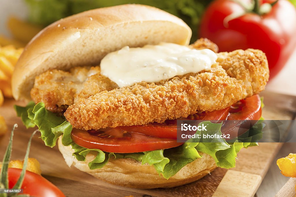 Panierter Fisch-Sandwich mit Sauce Tartar - Lizenzfrei Fisch Stock-Foto